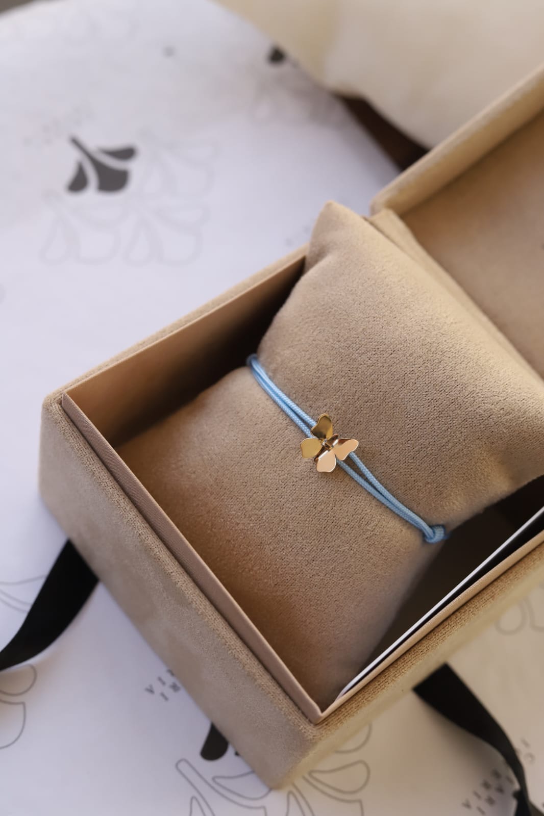 Pulsera cordón mariposa en el aire Oro 18kt