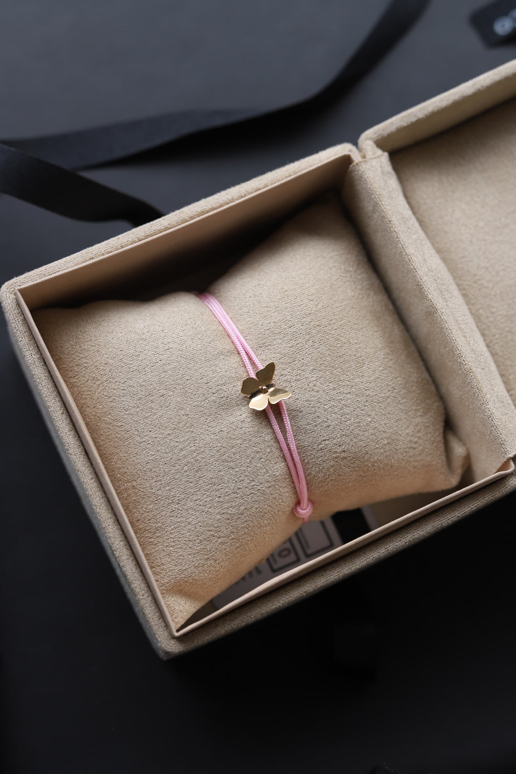 Pulsera cordón mariposa en el aire Oro 18kt