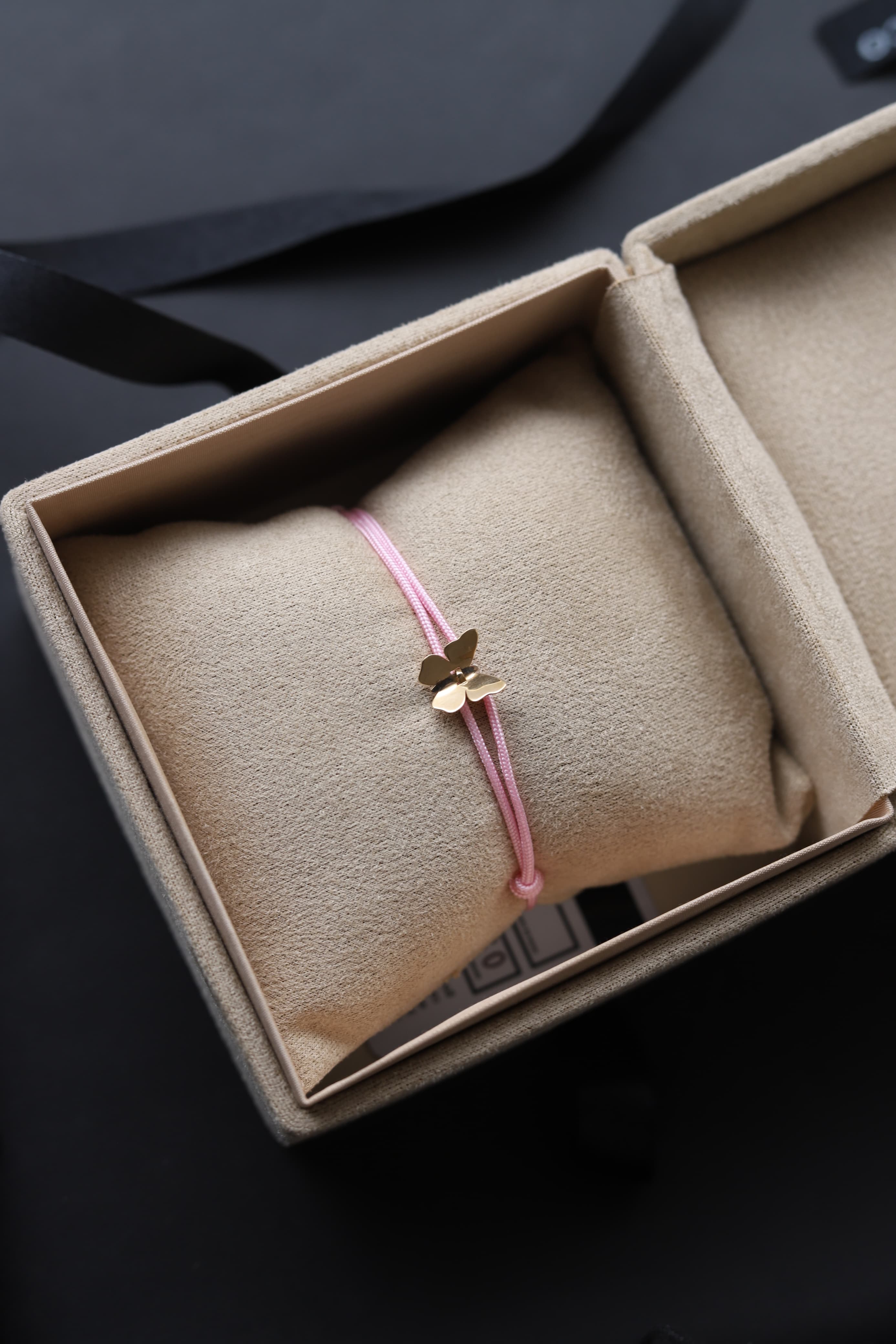 Pulsera cordón mariposa en el aire Oro 18kt